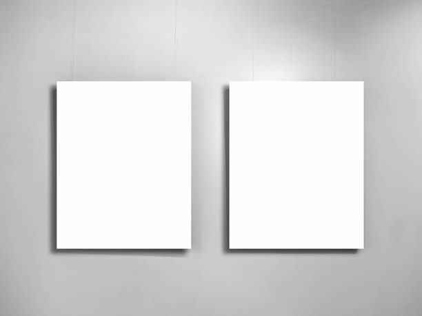 两个垂直的白色空白方框挂在灰色背景上。两个矩形框架可用于艺术作品、照片、图片或海报背景。图片下载