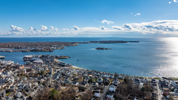 马萨诸塞州格洛斯特市的秋季航拍照片，使用无人机拍摄。图片下载