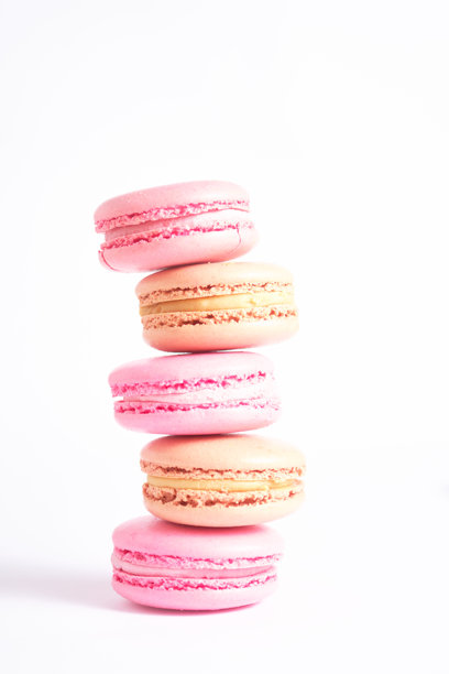 粉色和米色马卡龙堆叠在白色背景上。照片美学图片下载