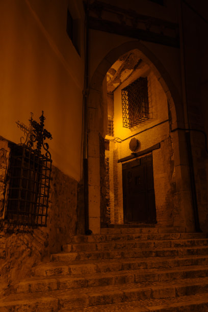 夜晚的昆卡老城区街道。西班牙卡斯蒂利亚-拉曼查的昆卡。夜景照片。图片下载