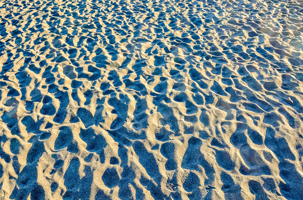 这张图片展示了一片蓝白相间的沙滩。图片下载