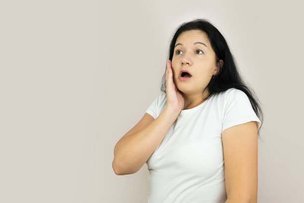 一位年轻女性感到震惊和焦虑的生活方式照片图片下载