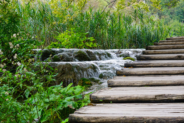 普利特维采湖国家公园木栈道上拍摄的美丽瀑布的慢快门照片图片下载