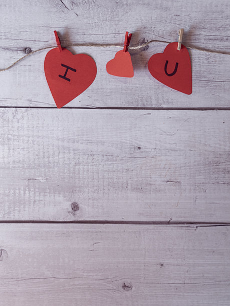 红色心形图案，包含字母I（在英语中意为我）和字母U（在英语中是你 的缩写）。象征着“我爱你”这句话。留白空间。竖版照片。图片下载