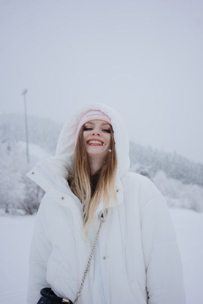 冬天雪天里一个快乐女孩的肖像。高质量照片图片下载
