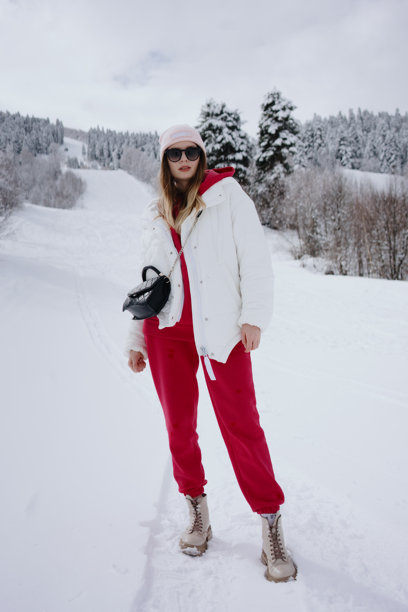 冬季滑雪胜地时尚女孩在雪天。高质量照片图片下载