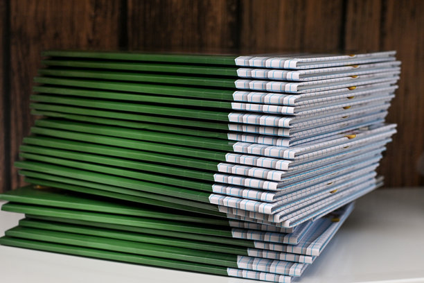 一堆印刷好的照片书。桌子上的相册图片下载