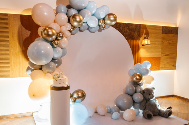 背景气球上有熊的拱门。棕色、蓝色和金色气球的照片墙装饰。洗礼庆祝概念。男孩的生日派对。时尚的冬季装饰。美味的蛋糕接待。图片下载
