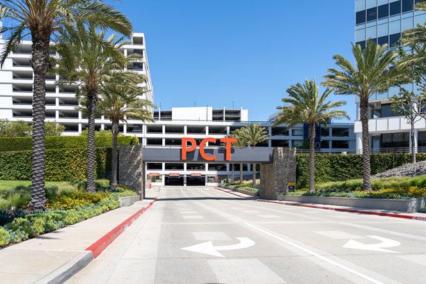 位于美国加利福尼亚州埃尔塞贡多的建筑上的PCT标志。PCT，前身为太平洋企业大厦，是一个现代化的办公社区。图片下载