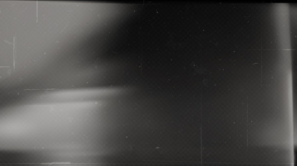 老电影质感，带有划痕、噪音和光泄漏。黑白透明叠加胶卷质感，尘埃和颗粒。复古电影或照片底片效果，充满电影怀旧感。图片下载