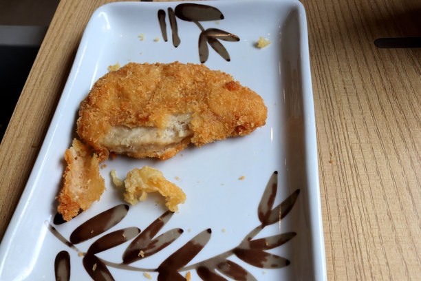 餐厅桌子上的脆皮鸡块照片图片下载