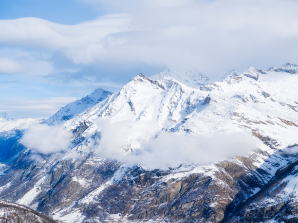 冬季山景。高耸的尖锐岩石和积雪。寒冷的天气和霜冻。山脉的景观。适合明信片、背景和壁纸的照片。图片下载