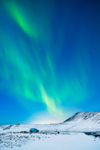 斯堪的纳维亚的极光。挪威，洛福滕群岛。北极光在山脉上空。星空。北方的冬季风景。适合用作背景、壁纸和明信片的照片。图片下载