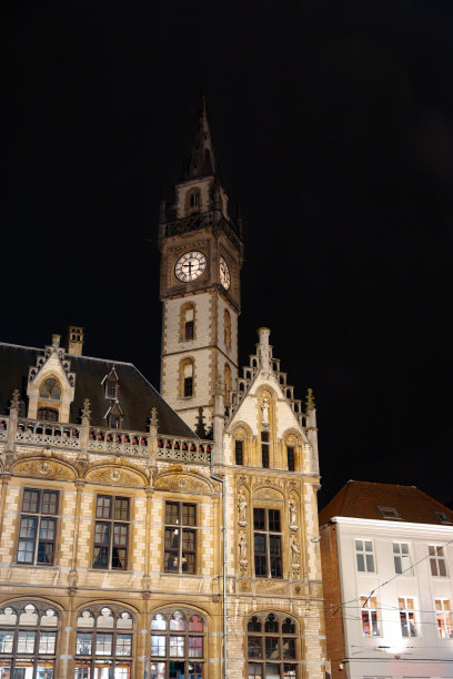 比利时弗拉芒地区根特的旧邮局塔。格拉斯莱和科伦莱码头。夜景照片。图片下载
