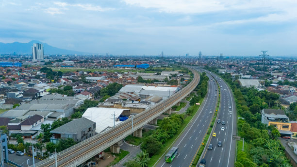 云雾缭绕的下午，万隆Cileunyi高速公路与雅万高铁KCIC的航拍照片图片下载