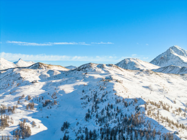 意大利阿尔卑斯山雪覆盖的山峰和维亚拉提滑雪道的高空无人机照片图片下载