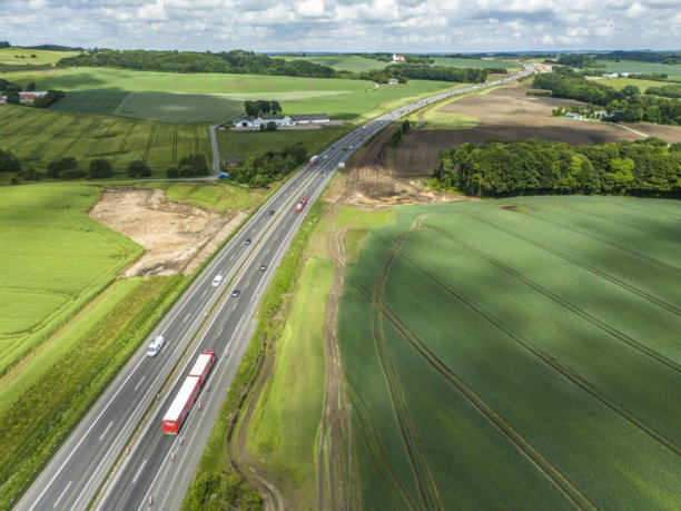 丹麦斯坎德堡Ejer Bavnehøj的E45高速公路航拍照片图片下载