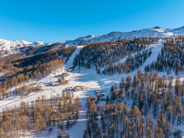 意大利阿尔卑斯山雪覆盖的山峰和维亚拉提滑雪道的高空无人机照片图片下载