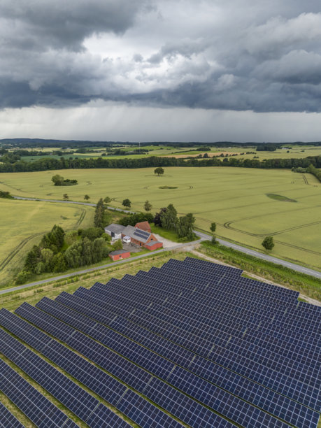 丹麦斯文堡的Rødkilde Gods和欧洲能源公司合作的Louisegård太阳能公园航拍照片图片下载
