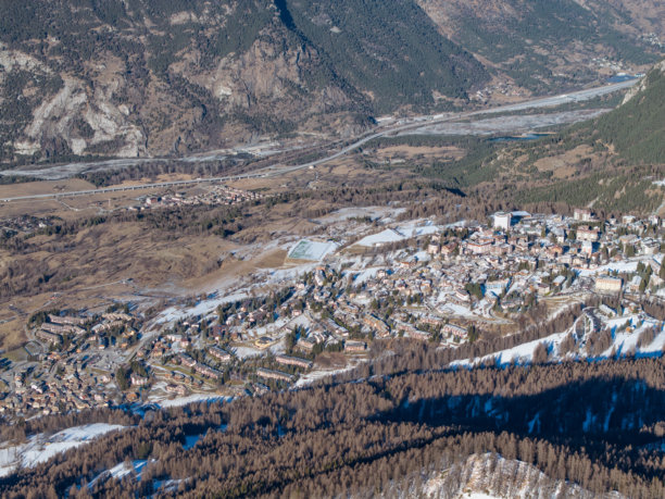 意大利阿尔卑斯山雪覆盖的山峰和维亚拉提滑雪道的高空无人机照片图片下载