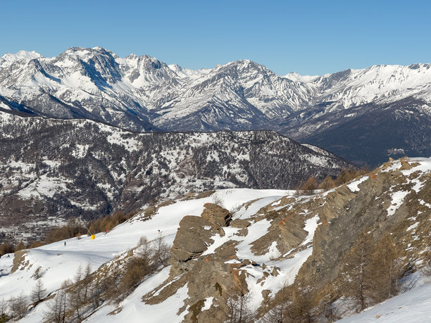 意大利阿尔卑斯山雪覆盖的山峰和维亚拉提滑雪道的高空无人机照片图片下载