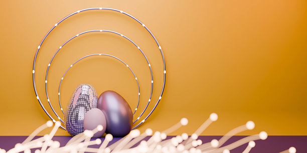 三个银色复活节彩蛋像一个小家庭一样并排站在一起，旁边有装饰、LED灯和饰品，背景为橙色 - 3D可视化，CGI - 库存照片图片下载