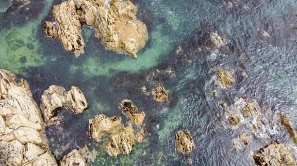 航拍照片。从上方俯瞰。海水中有许多巨石，俯视图。北大西洋的海岸悬崖。海边美丽的自然风光。北欧戏剧性的海景。图片下载