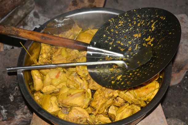 传统印尼烹饪中烹饪鸡肉过程的特写照片图片下载