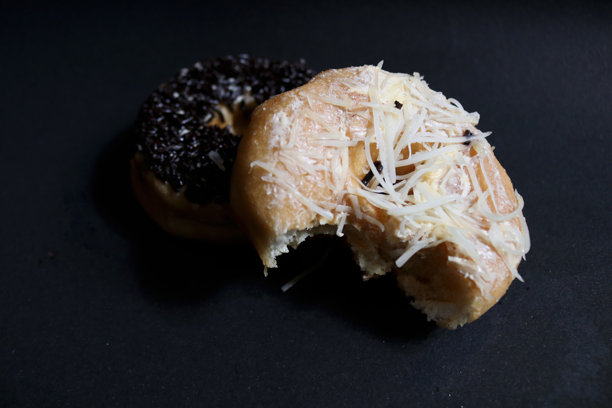 各种口味的甜甜圈照片，包括巧克力、奶酪和草莓口味。甜甜圈是一种中间有洞的面包。图片下载