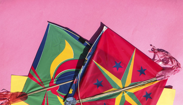 多彩风筝展示背景。快乐的马卡尔·桑克兰提节日祝福。各种风筝设计的风筝照片。图片下载