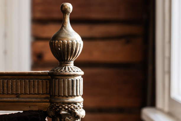 复古木家具的雕刻细节特写照片图片下载