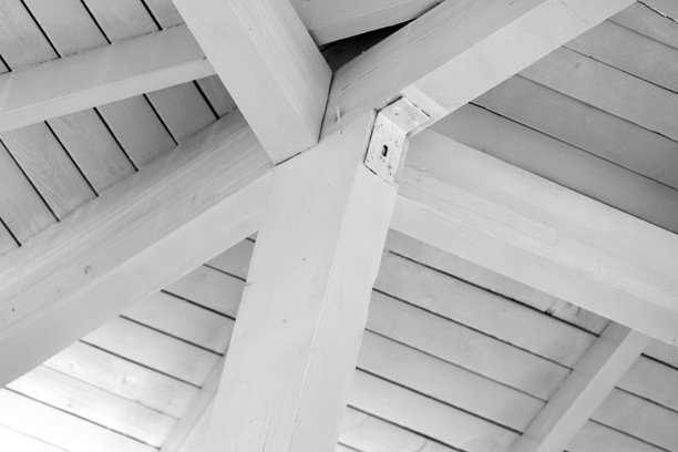 白色木质屋顶细节、柱子和梁，现代室内照片图片下载