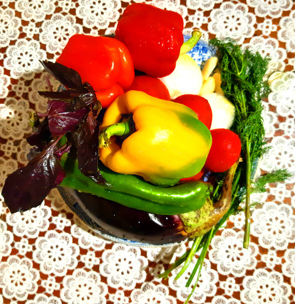 盘子上的蔬菜。健康饮食食品，彩色照片图片下载