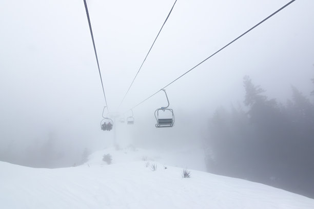 卡斯塔莫努/伊尔加兹山滑雪中心的椅子滑雪缆车视角，寒冷而雾蒙蒙的天气，库存照片图片下载