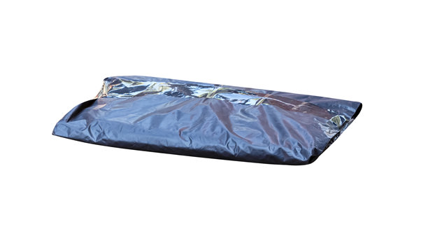 黑色聚乙烯塑料邮寄包装袋，封闭设计，带有留言空间，适用于邮件或快递，背景为白色，带有抠图路径。图片下载