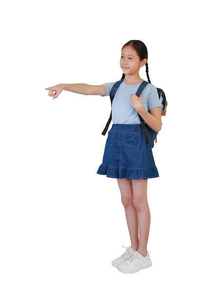 背着书包的亚洲女孩指着空白处，手指伸出，背景为白色。全身照片，带有抠图。图片下载