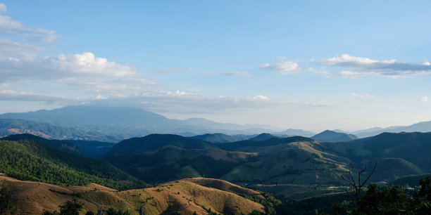 山景的风景图片，云朵与蓝天相映成趣图片下载