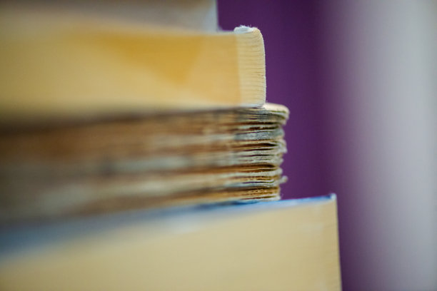 文学风景：书籍边缘的特写照片图片下载