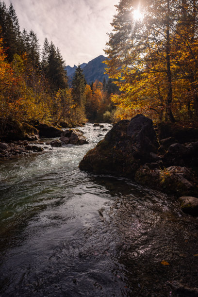 奥地利阿尔卑斯山野生山脉河流的风景照片图片下载