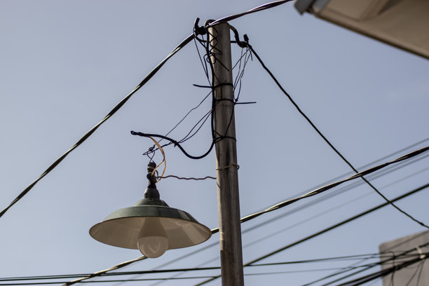 安装在电缆上安全性较差的住宅街灯照片图片下载