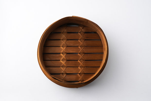 白色背景上孤立的木制点心蒸笼特写照片。拍摄角度为30度平视。图片下载