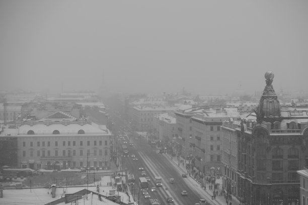 一张黑白照片，展示了圣彼得堡市中心和涅瓦大街在雪天的鸟瞰图。图片下载