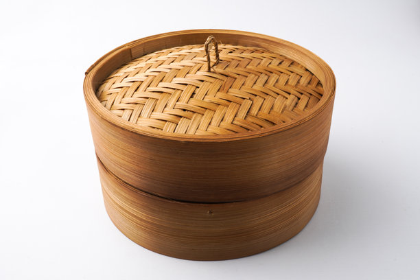 白色背景上孤立的木制点心蒸笼特写照片。拍摄角度为30度平视。图片下载