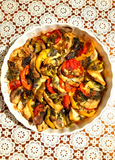 盘子上的蔬菜菜肴。健康饮食食品，彩色照片图片下载