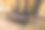秋季公共公园中的木长椅。供休息和放松的长椅。高质量照片。金色秋天图片下载