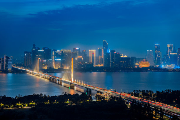 中国浙江省杭州的钱江三桥和钱江新城的高视角夜景图片下载