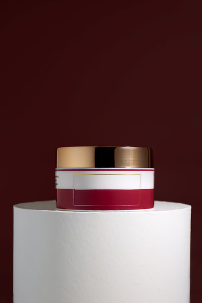 安静奢华的优雅。美容品牌的深色优雅设计。适用于网站和社交媒体的护肤产品。柔和优雅的面霜展示在平台上。用于营销的极简产品图片。图片下载