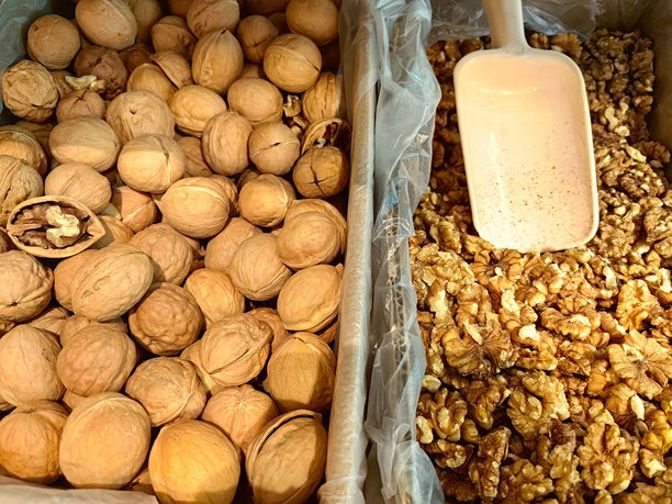 壳和去壳的新鲜坚果装在盒子里。干果和天然水果。合理营养、微量元素和维生素。天然蛋白质。素食主义。俄罗斯。下诺夫哥罗德。2024年8月。照片。图片下载