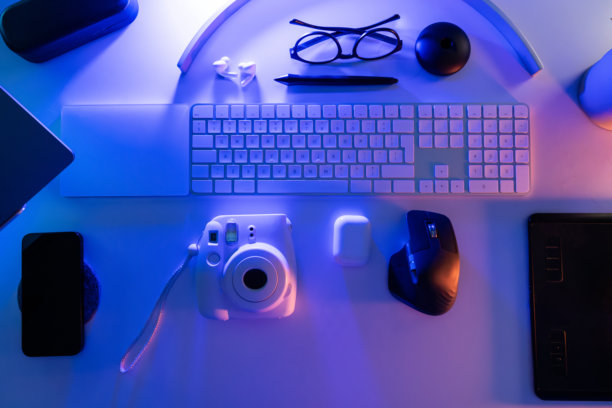 办公照片编辑设备。俯视桌面。图片下载