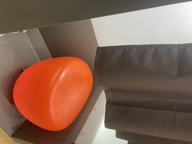 带有明亮橙色座椅和灰色窗帘的照片亭 - 正在等待下一位顾客拍摄家庭照片或护照照片图片下载